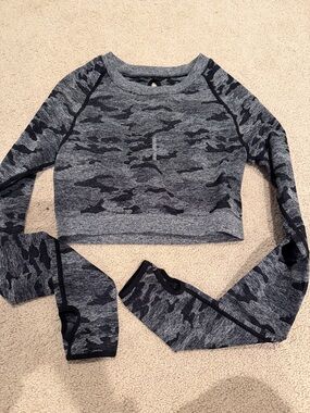 Camo Grey Seamless athletic Crop Long Sleeve Top sz medium nwot